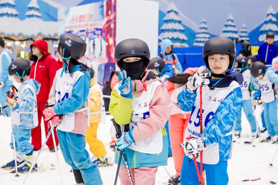 滑出冰雪风采！沙坪坝区第六届运动会滑雪比赛（青少年组）完谈球吧体育美收官！(图2)