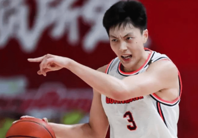 年终大盘点中国男篮又帅又能打的3名球员，篮球界玉面小白龙不是什么白叫的
