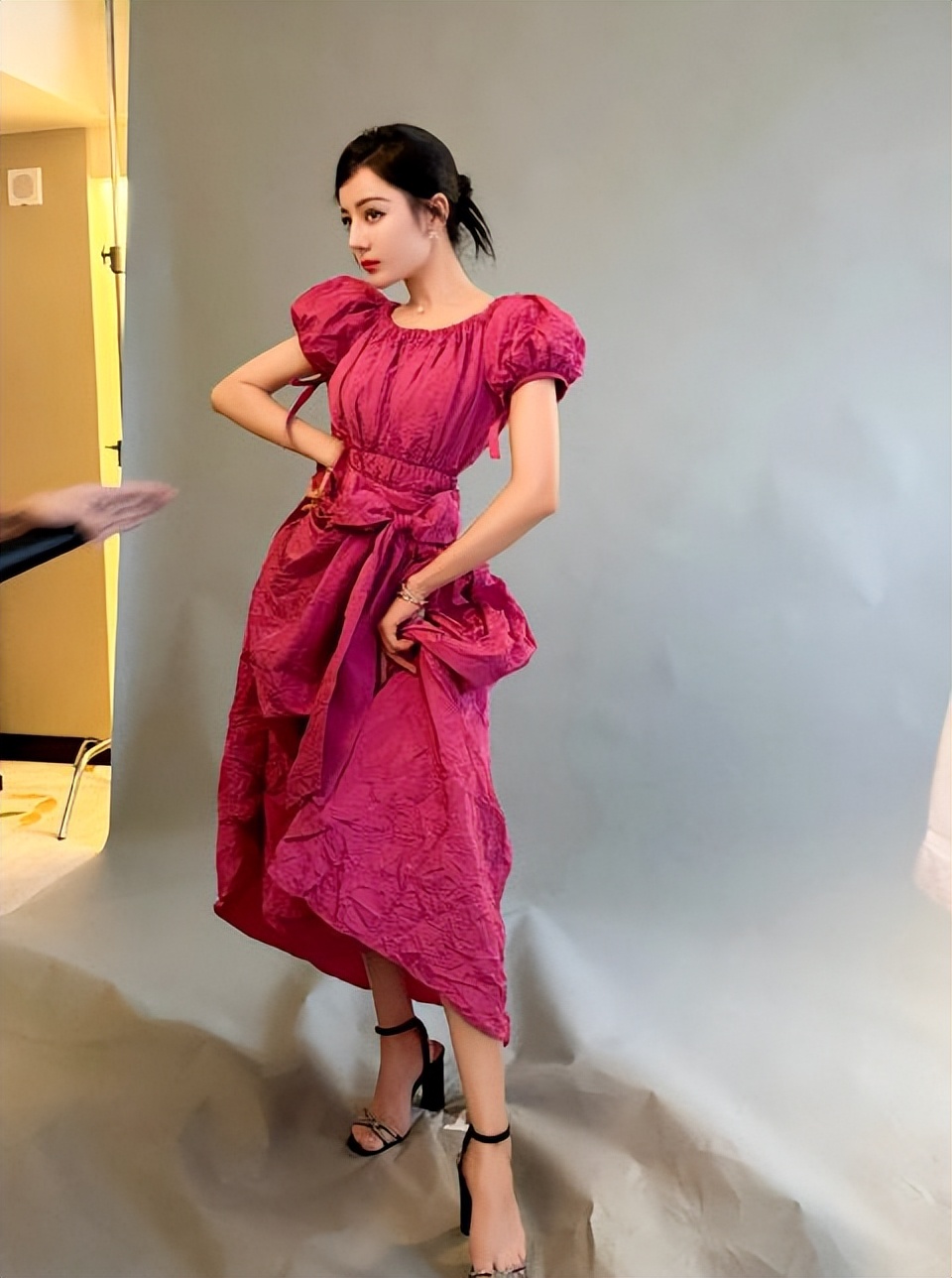 迪丽热巴惊艳莓果色公主裙造型甜嗲魅力难挡粉丝直呼太美了！(图2)