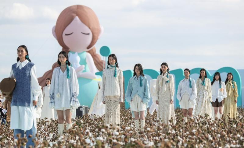 英曼2023秀场走进新疆棉田打破棉麻服装场景界限爱游戏ayx(图2)