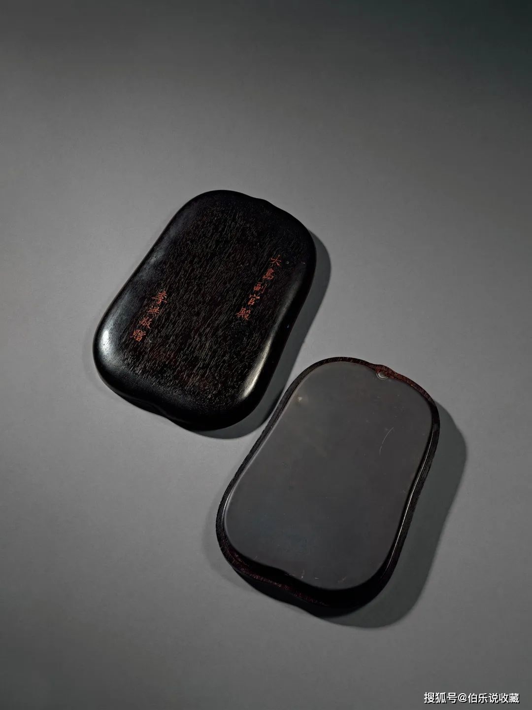 Lot 664 清道光乙未(1835年)  何凤铭瓠形端砚尺寸：17×12.2×2.3cm. Long×Wide×High石品图拍品取端溪老坑石为材雕作瓜形，具青花、鱼脑冻、金线、翡翠斑石品。正面砚堂平坦，背面浅浮雕瓜藤缠绕，叶片舒展，其间阴刻行书“五石瓠，规尔模，作为墨汁之金壶，泛韩潮与苏海，将蘸笔于五湖。道光乙未三月，何凤为芷乡仁弟铭并书。”乃广东新会名士何凤为同邑陈灼奎藏砚撰并书写的砚铭。何