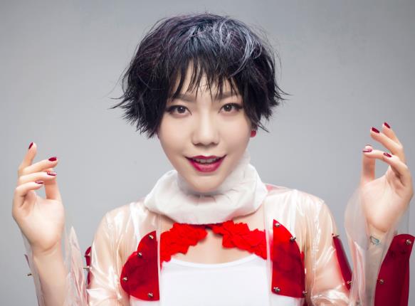 原创有种“整容”叫卸妆后的吴莫愁，看到照片后，网友：像换了一个人