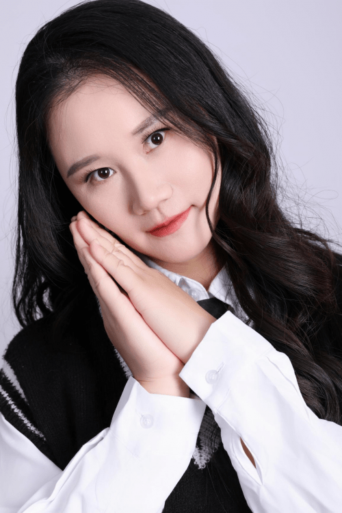 模特戴娜：演艺新秀坚持梦想走出自己的风格