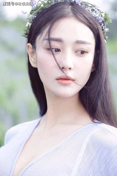原创36岁张馨予自曝患上皮炎！为拍戏无法治疗，晒素颜照五官清纯精致