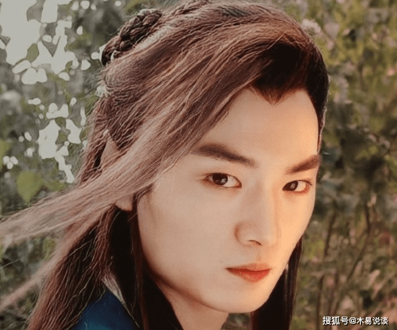 2001年，《凤在江湖》这部剧让赵鸿飞一炮而红。他在剧中扮演的云潇潇，那