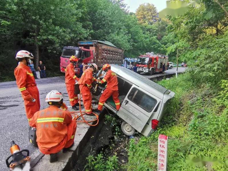 都匀两车迎面相撞 驾驶员被困