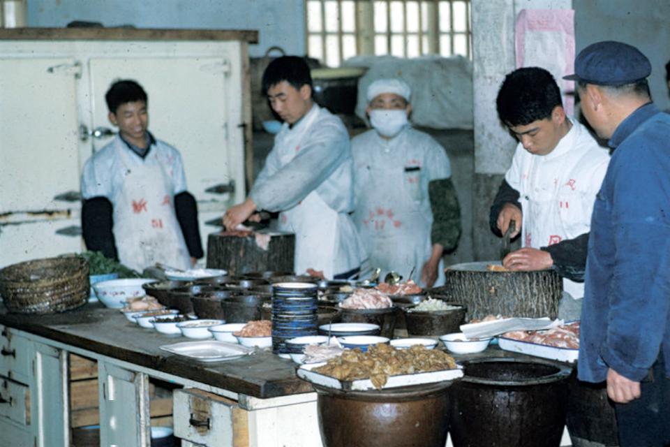 品鉴国营饭店老照片重现70年代人下馆子记忆