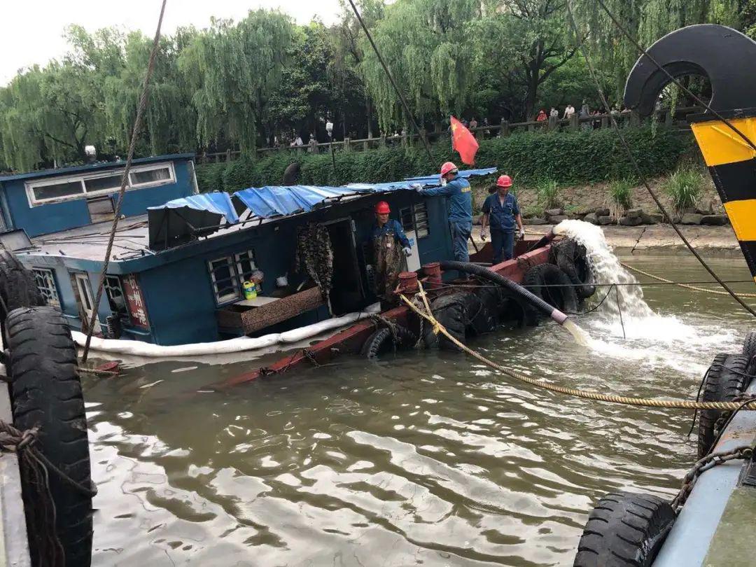 运砂船凌晨突然沉没,杭州港航紧急救援