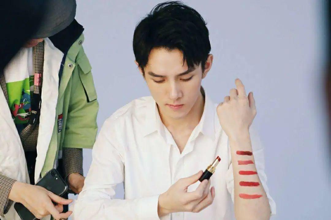 怎么样才可以当明星的助理 901f1687c7f24fbe9bcd17ece367eba4.jpeg