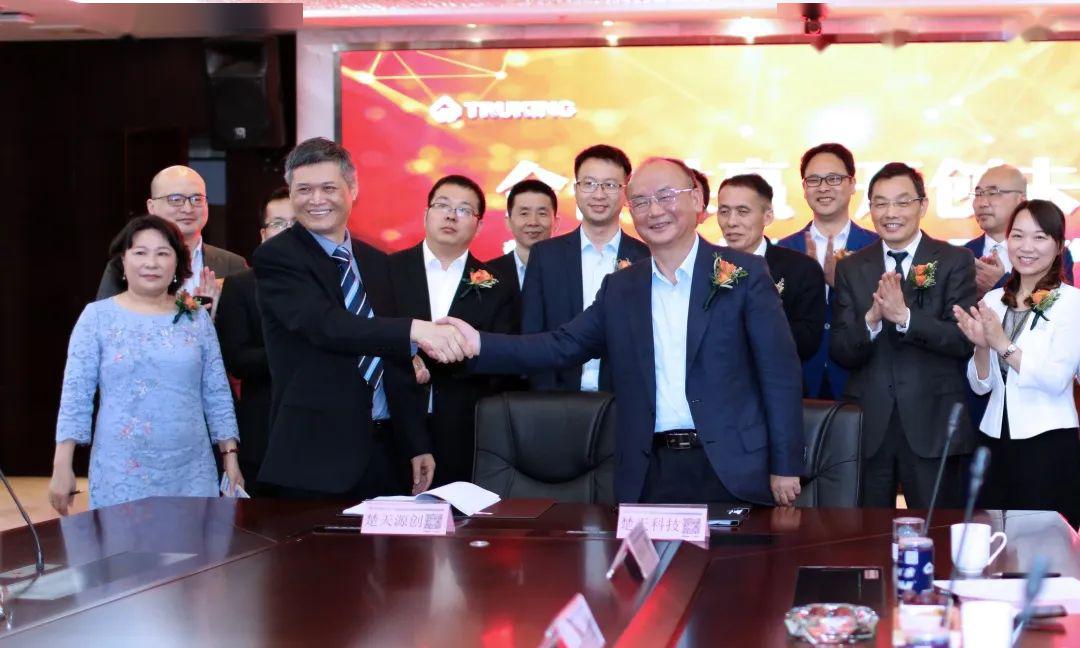 举行,楚天科技董事长兼总裁唐岳,执行总裁曾凡云,副总裁周飞跃,肖云红