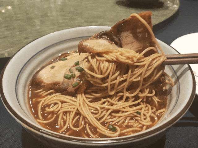 套餐a包含的菜品有:运河船家小炒肉,清蒸太湖白条鱼,黑椒洋葱牛仔骨