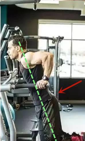 练好"双杠臂屈伸",更有效刺激下胸肌肉,还能强化手臂力量