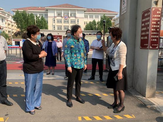 河东区区长田金萍一行深入天津市第四十五中学河东区友爱道小学检查第