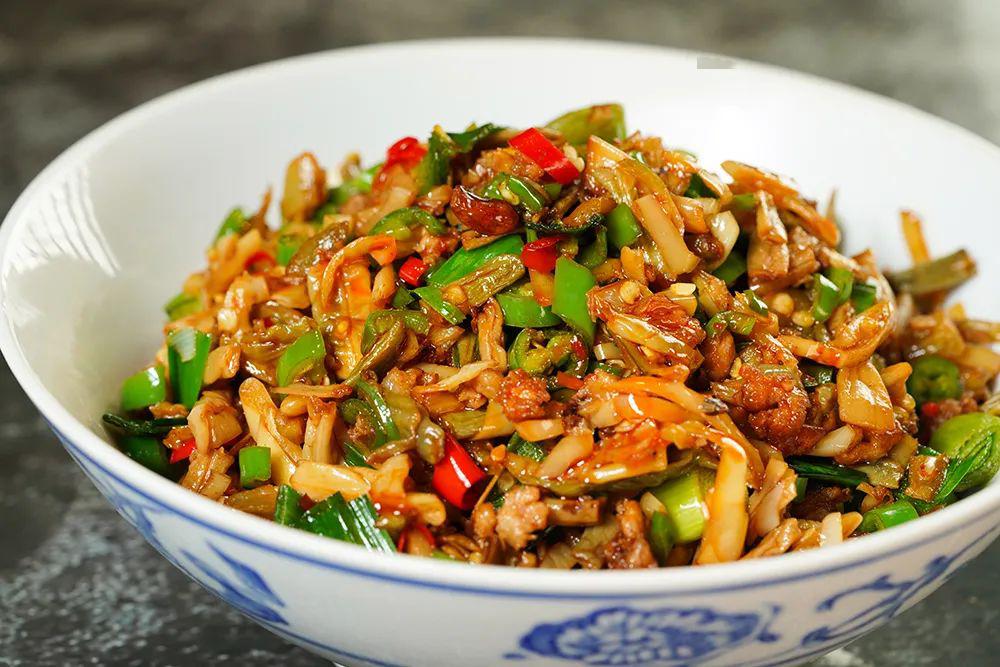 乡下人家zui爱用茶油炒菜,独特的香气可以给食物加持出不一样的浓郁