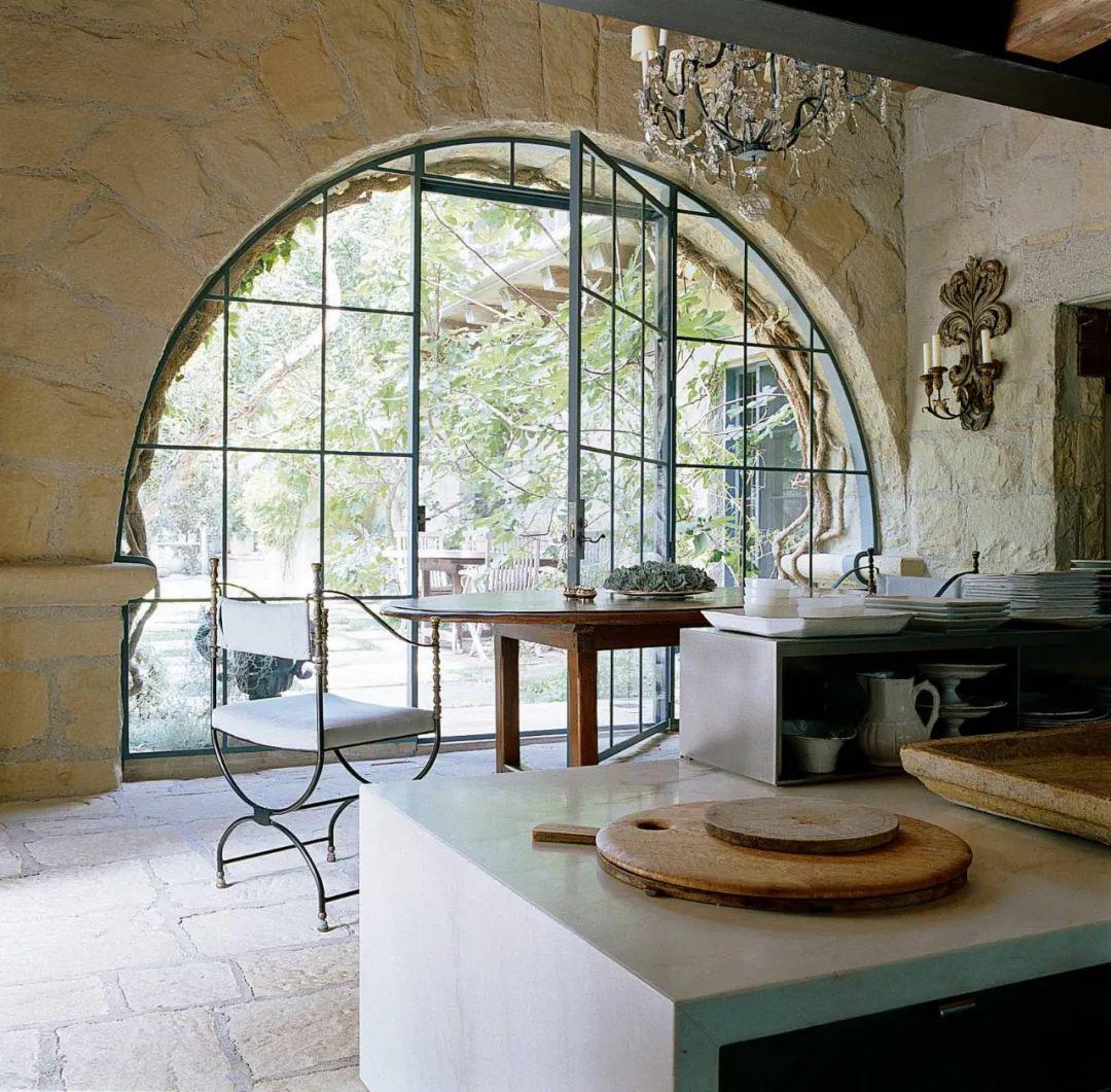 从早餐室出来,有一扇门通往宽阔的玻璃拱门,通往院子.