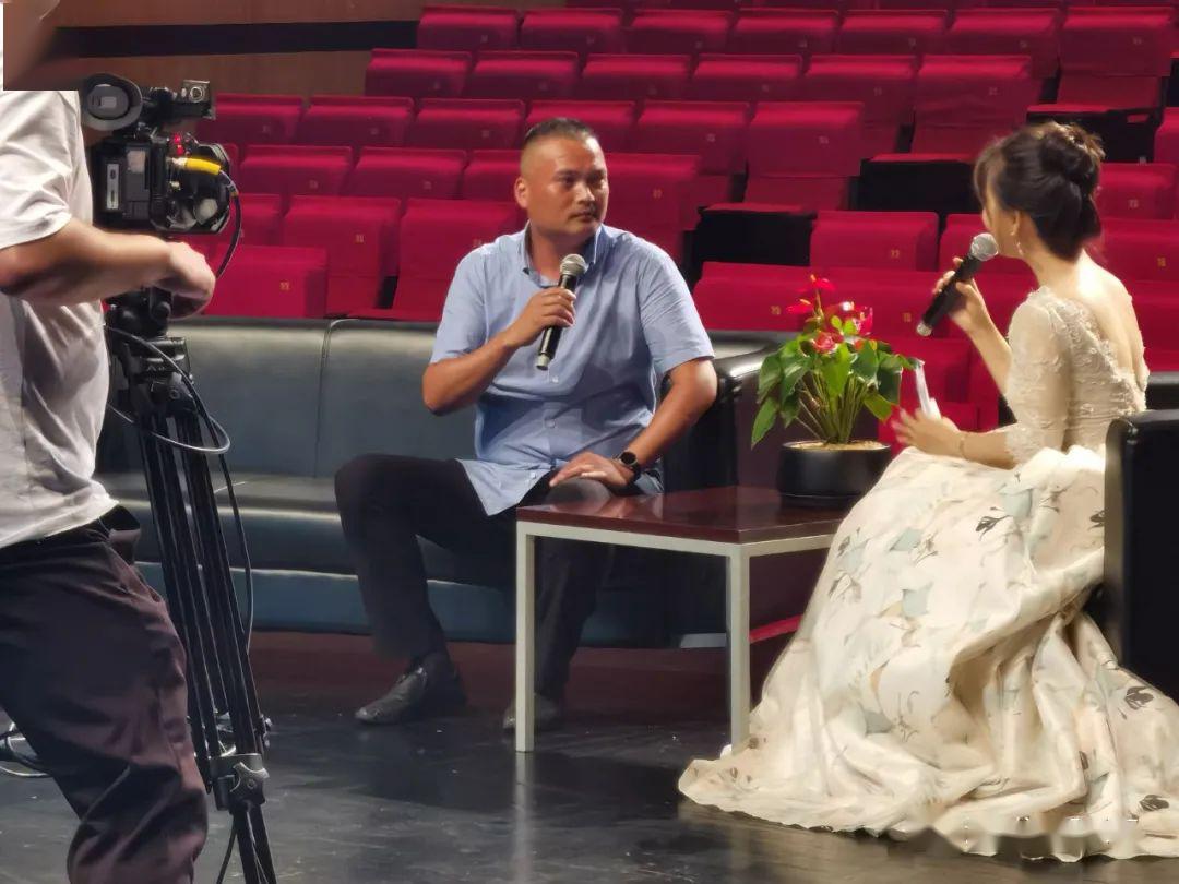 市流行音乐协会主席何畏接受主持人采访△林伟杰,郑自立,高翔,汪小旭