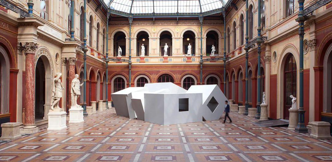 法国艺术大学排名_法国美女行为艺术(3)