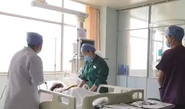 [气管]广西3岁女孩误吞异物,卡在气管与食管交接处,这东西很多家庭都有