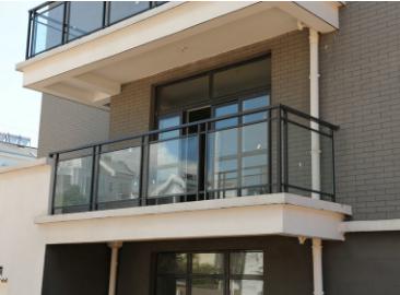 凸阳台是指在楼房的基础上,从房屋地面延伸出一部分做阳台,阳台主要悬