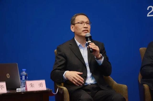 报告后,市人大代表,东方国际(集团)有限公司总裁,党委副书记朱勇,市