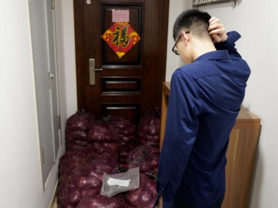 女孩送前任一吨洋葱：该你哭了 男方转手卖了