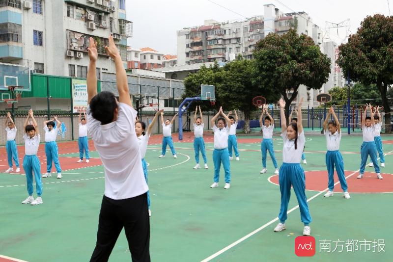 南都记者 冯宙锋 摄5月18日,广州林凤娥小学,戴着口罩的同学在上复习