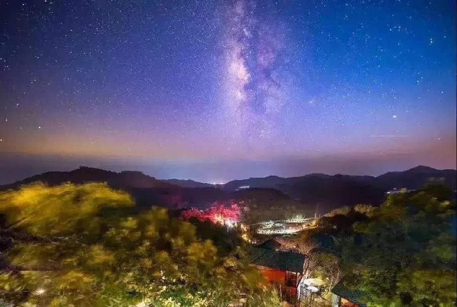 在山里的夜晚,看最美丽的星空.