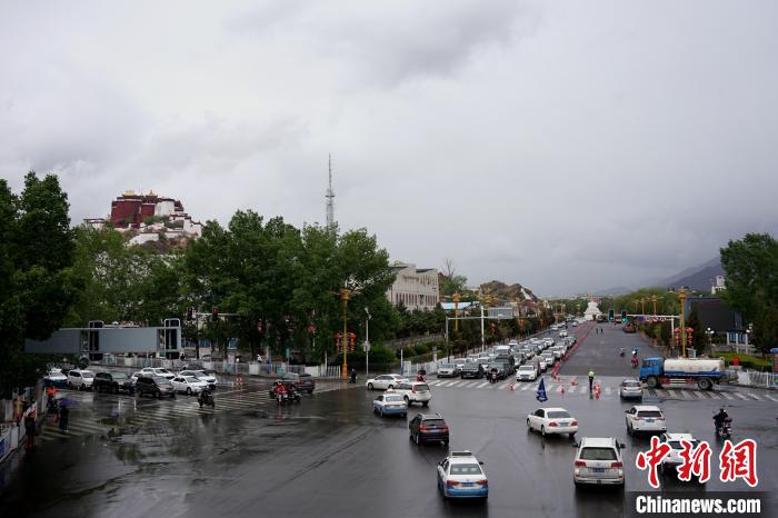 5月21日,西藏拉萨为降雨天气 江飞波 摄