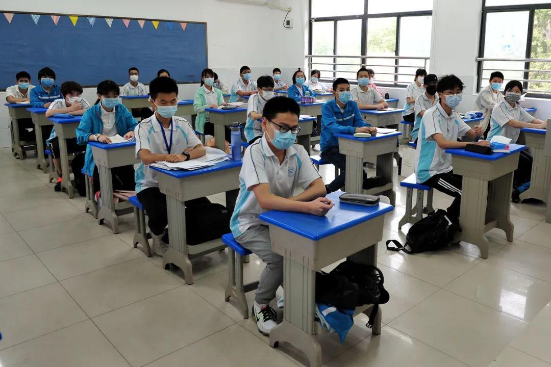 九年级学生在教室等待复学后第一课