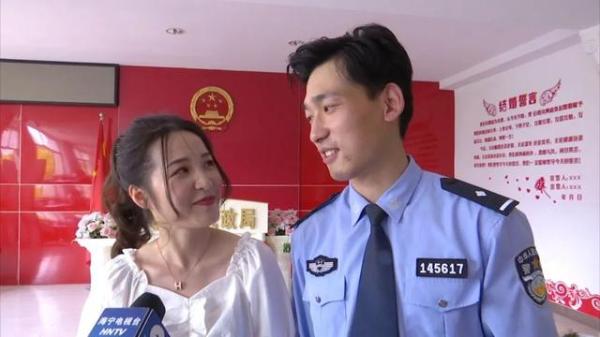 王怡：嘉兴一位年轻交警来不及换下警服就冲向民政局...，520