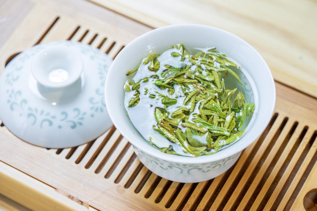 绿茶 很多人对于绿茶往往都好用大杯浸泡的方法喝,而且大多比较细嫩