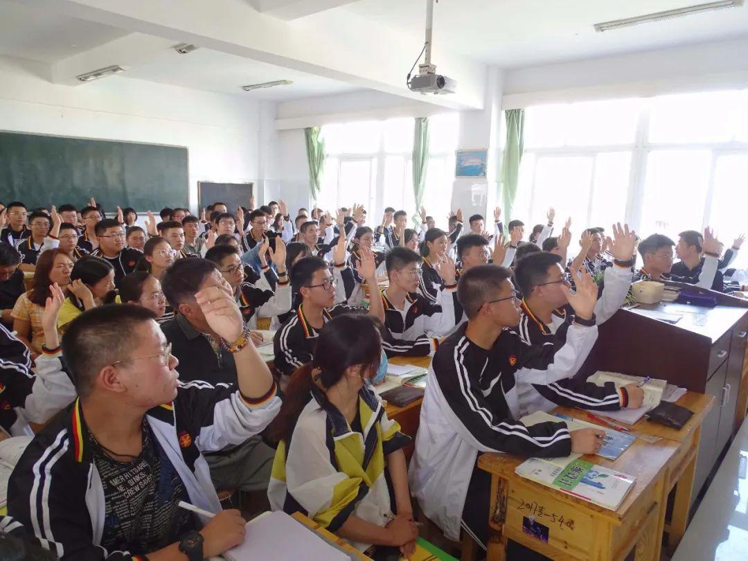 以身作则率先垂范玉溪一中分校校长吴庆华亲授示范课引领教师专业成长