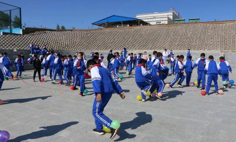 欣赏生态景观公园,广场进行运动游戏,学生们在活动中体验快乐,在实践