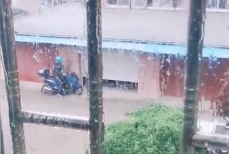 外卖小哥遇冰雹躲楼下，楼上居民看见后狂按车