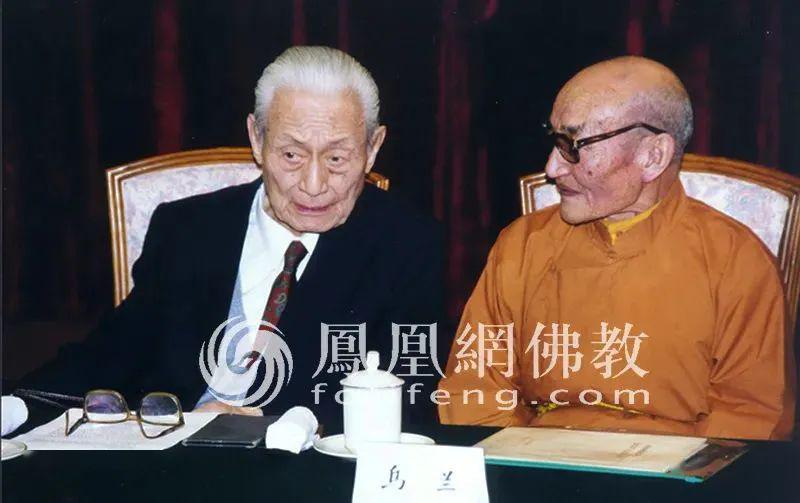 图为1998年3月,赵朴初居士与原中国佛教协会副会长乌兰活佛.