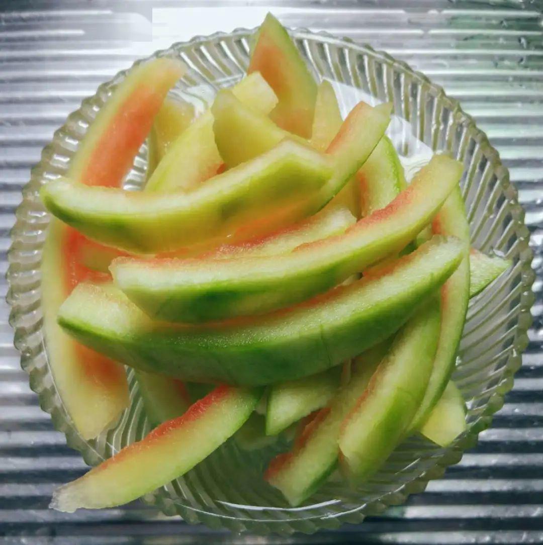 怎么挑选西瓜皮不厚 d580f1b4f4a64e0a9f5a98be1a552fa4.jpeg