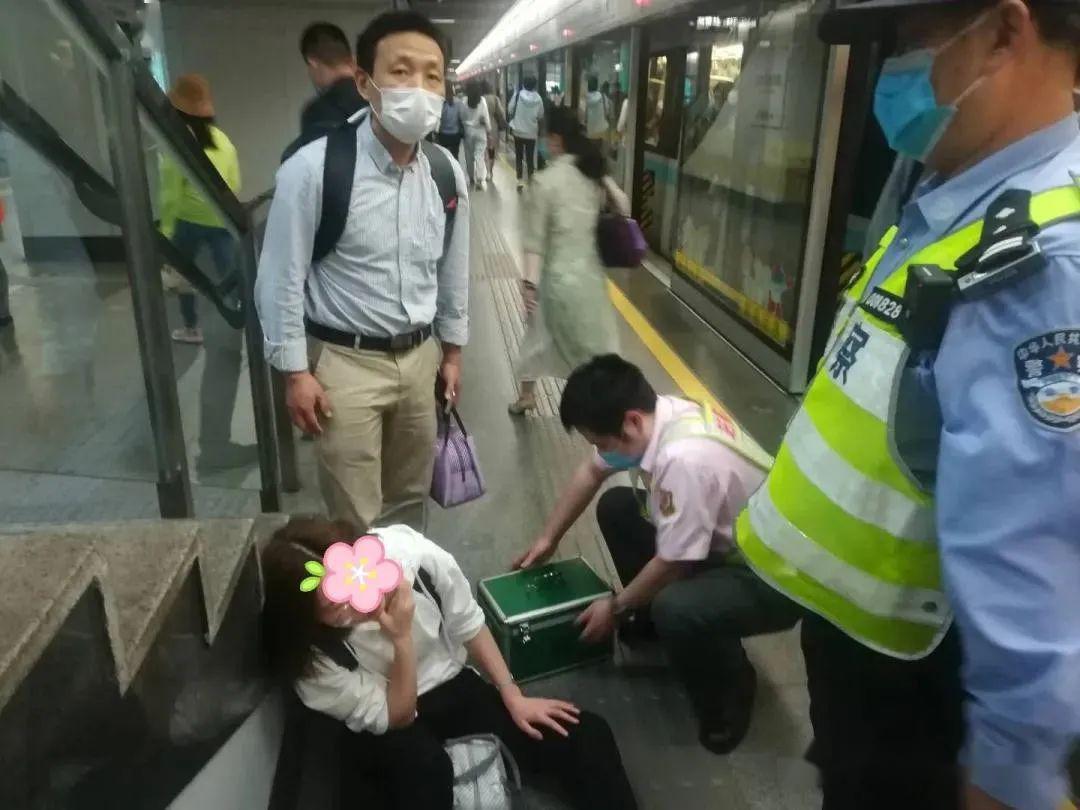 女乘客突发疾病晕倒地铁站，武汉轨道警务人员及时救助送医_女士_急救_情况