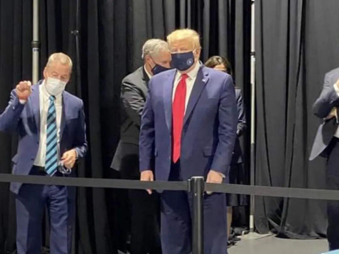 美国总统特朗普终于戴上了口罩,还是"定制款".
