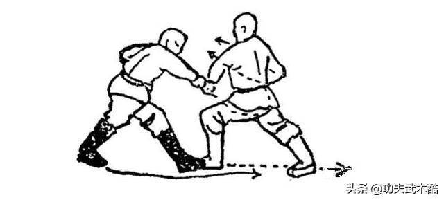 右臂屈肘向左环击,左手抓右手腕,以壮臂之力; 乙:右脚后退一步,两拳变
