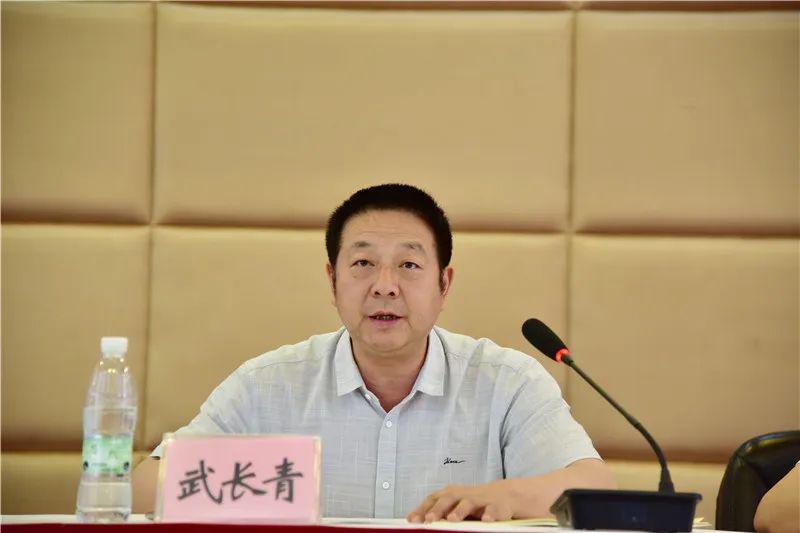 控股公司纪委书记武长青就贯彻落实总部机构改革和内部退养制度作了