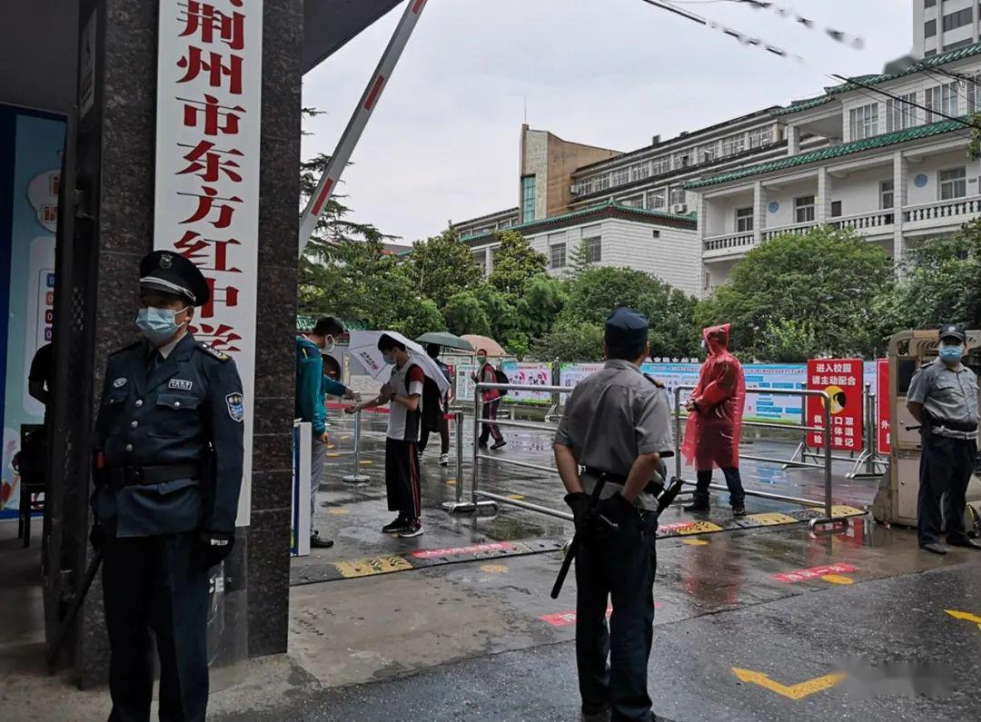共同维护学生返校秩序与安全学校教职工,交警大队荆州市东方红中学