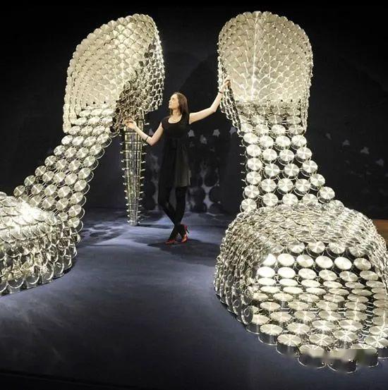 葡萄牙女性艺术家joana vasconcelos受邀在凡尔赛宫举办展览