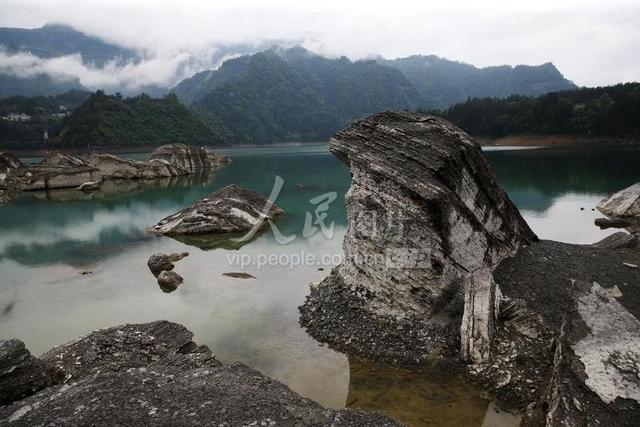 重庆黔江:小南海现地质奇观 大量地震滚石冒出水面