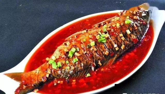 例如红烧全鱼,干烧全鱼等菜肴都是用这种方法装盘.
