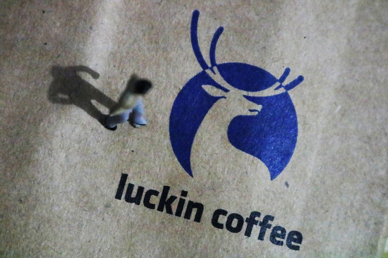 两年收了瑞幸咖啡4亿广告费，楼宇广告巨头分众