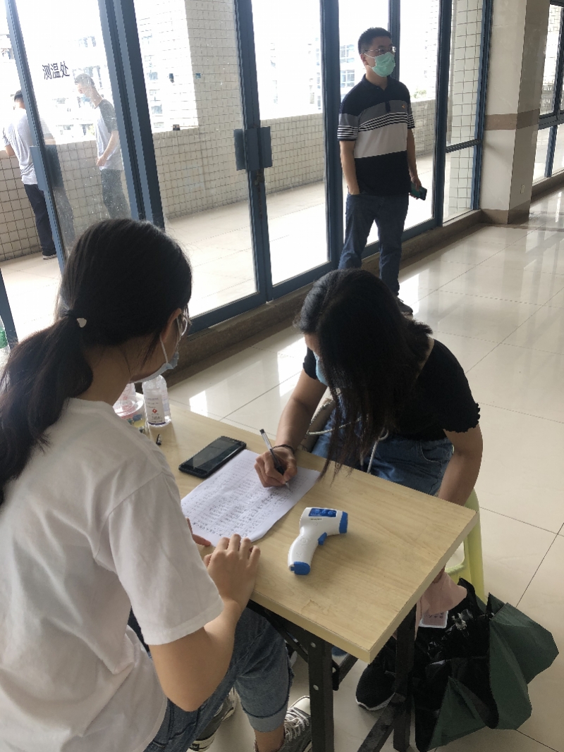 南京一高校为学生免费理发：食堂开隔间，对tony老师审核登记