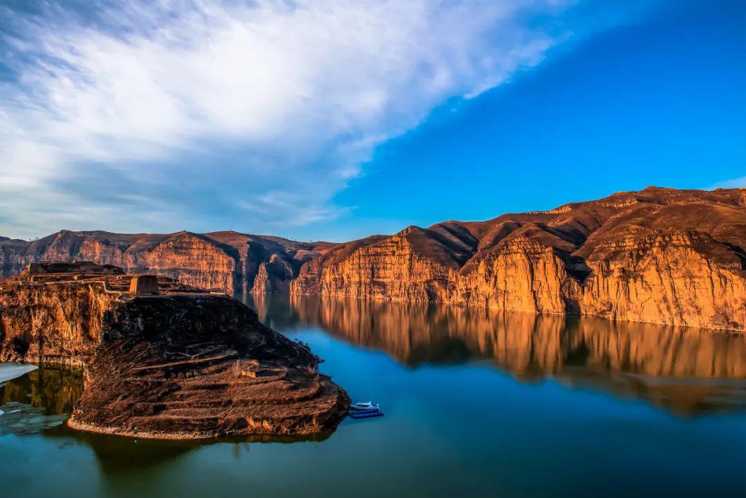 老牛湾旅游区地处晋,陕,蒙黄河大峡谷的核心地段,峡谷两岸壁立万仞