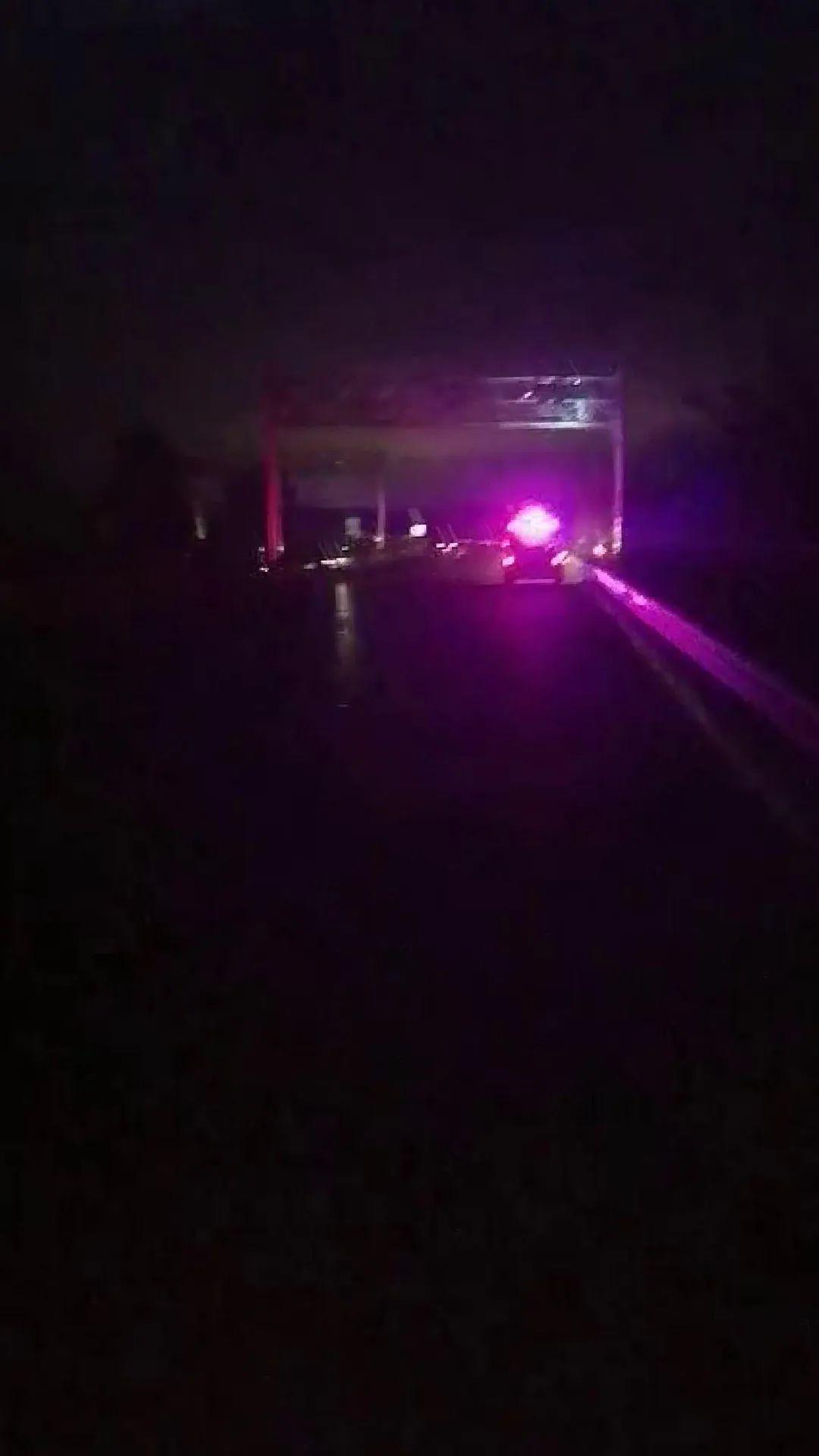 赤峰:夜晚高速公路上耷拉着一截电缆线,过往司机心惊胆战