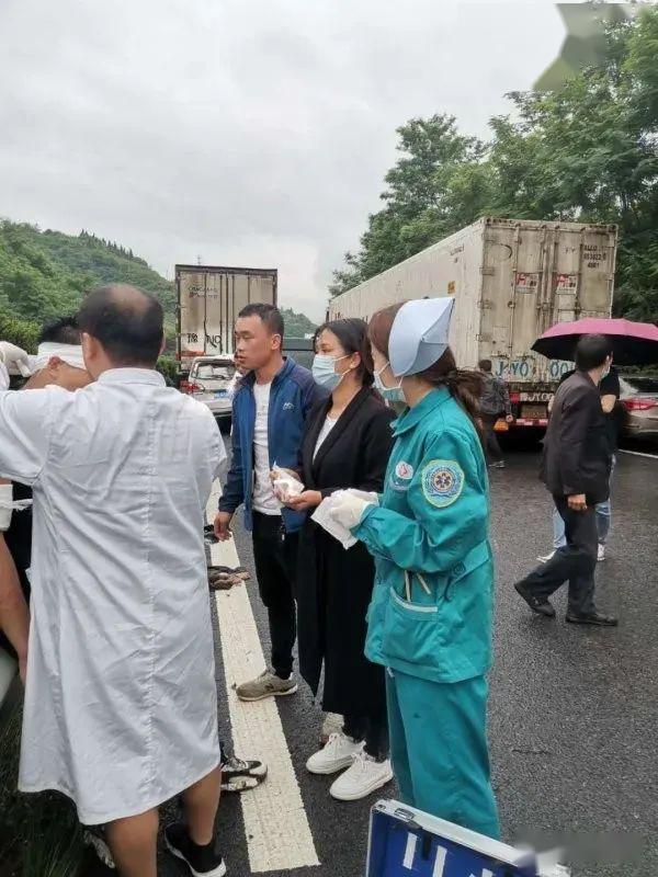 当时她和朋友乘车从湖南回贵阳,在杭瑞高速沅陵县路段时遇到车祸,场面