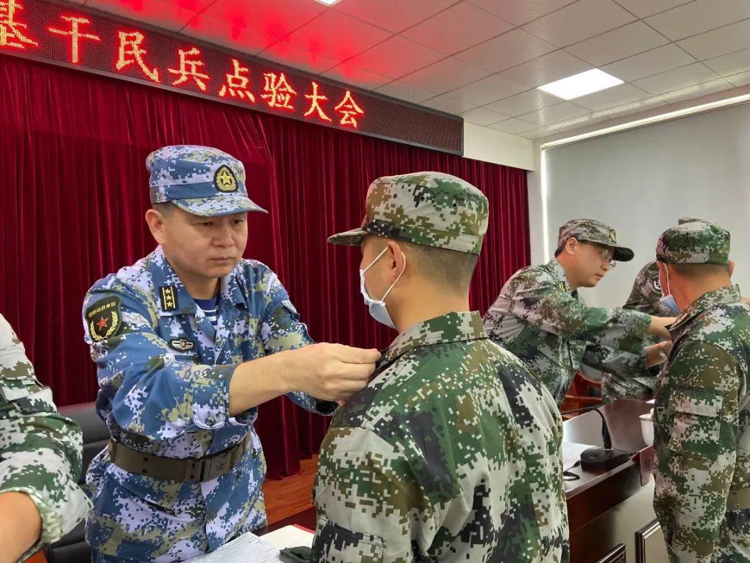 领导为新入队民兵 佩戴民兵标识